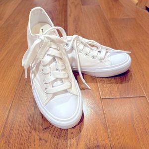 *NWOT* No Boundaries Women’s White Canvas Sneakers | Size 7 |